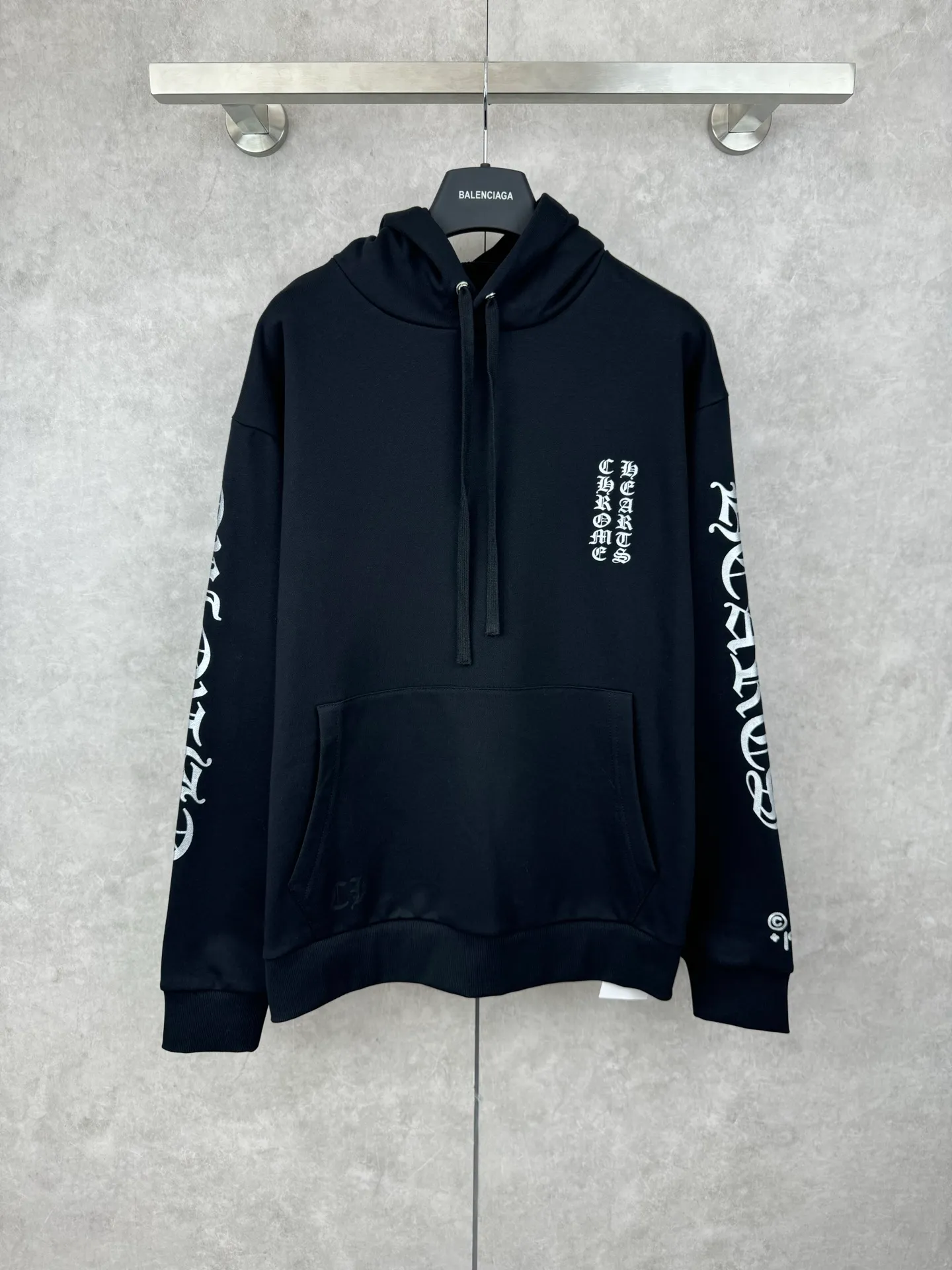 P400 Chrome Herat 25 1988 limited Sanskrit printed hooded sweatshirt Size: S/M/L The fabric is made of fleece 420g cotton. The printing uses a variety of printing processes. Thermosetting ink printing.